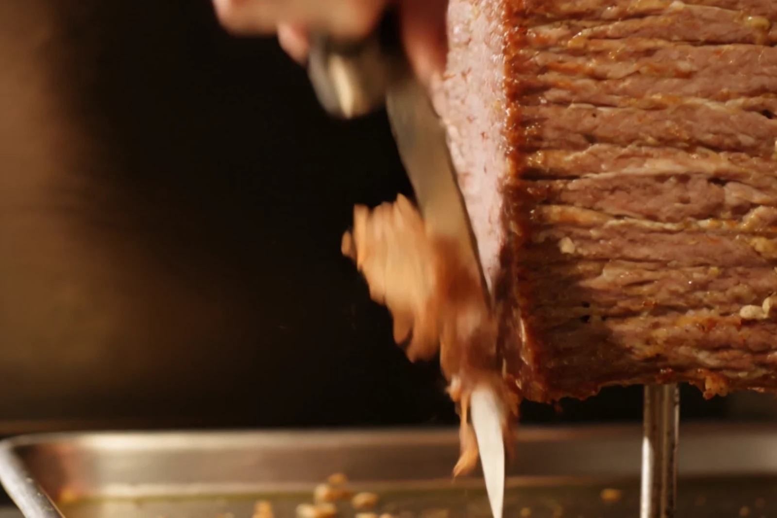 Döner ustasının ince yaprak kesimi