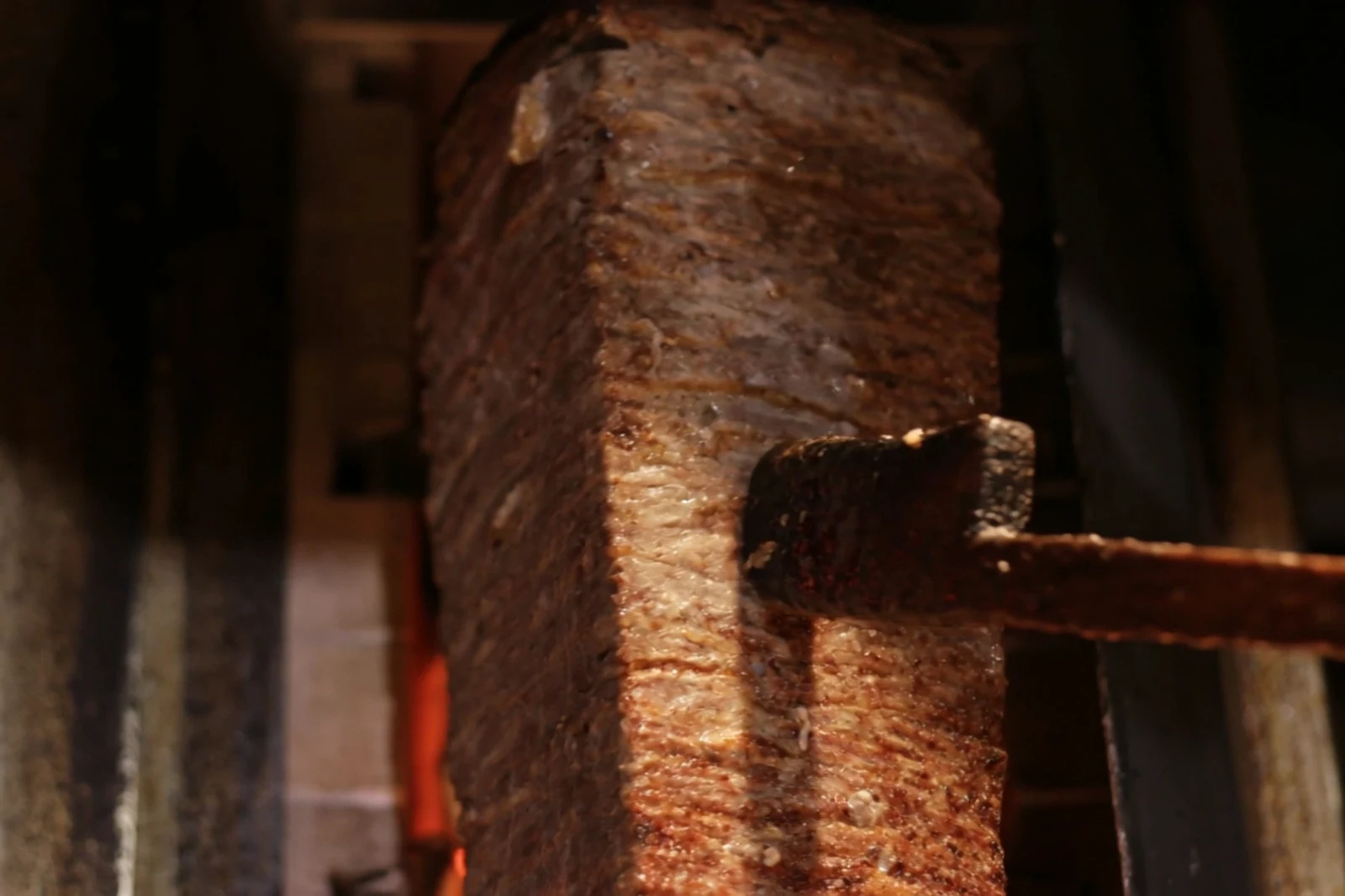 Köz ateşinin önünde ağır ağır pişen yaprak döner